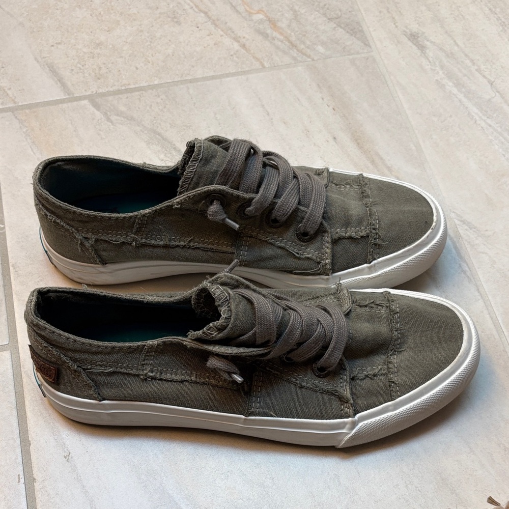 Blowfish Malibu Marley slip-on Casual Olive Green Canvas Sneakers - Size 8